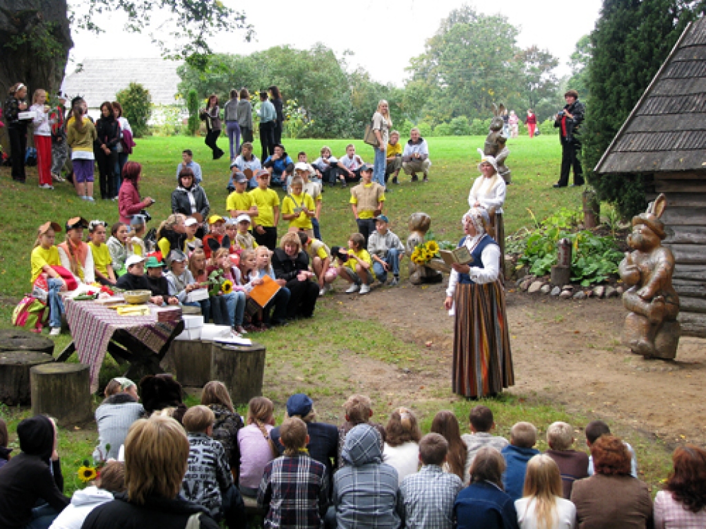 Plūdoņa muzejmājas «Lejenieki» vadītāja Signe Samsone kā allaž sarīkojumos bija tērpusies burvīgā Zaķu mātes kostīmā un viesmīlīgi uzņēma dzejas pēcpusdienas dalībniekus.
Autors: Juris Iļņickis
