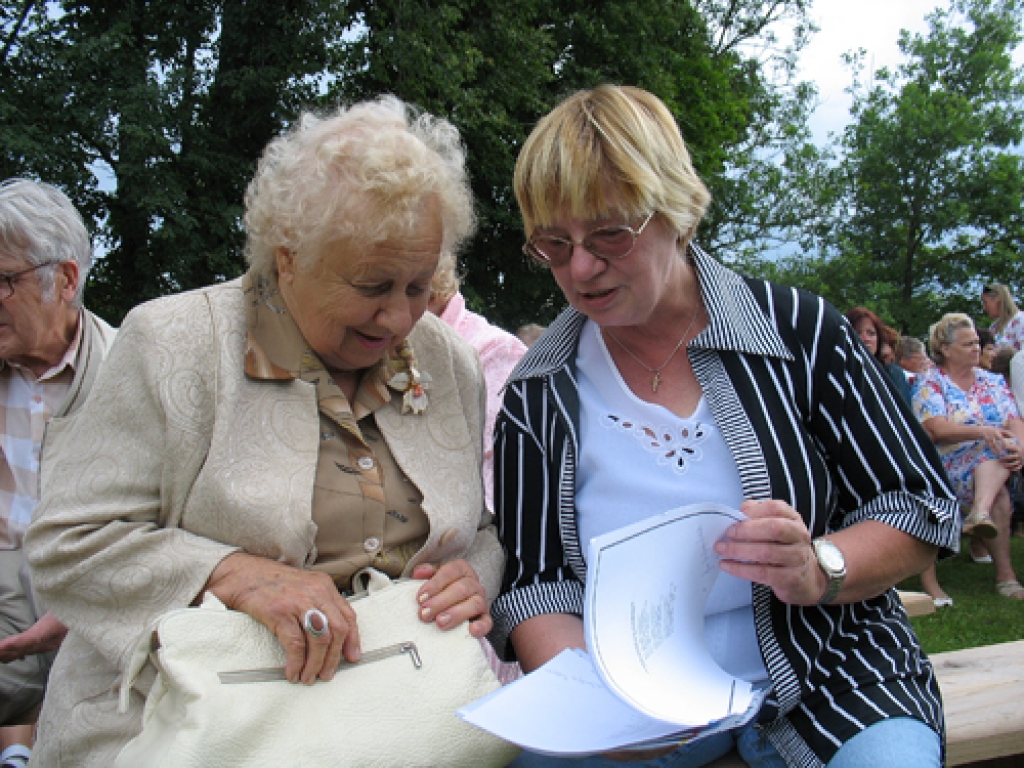 Teātra svētkos augusta sākumā  Gina Viegliņa-Valliete (no labās) lasīja savus veltījuma dzejoļus Nacionālā teātra māksliniekiem, tostarp arī aktrisei Maigai Grīnbergai. 
Autors: Vilnis Auzāns