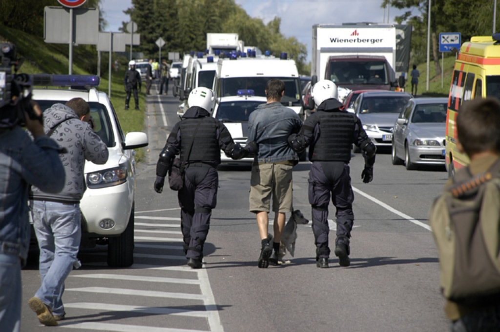 Kā ziņots, pirmdien, 31.augustā, bruņojušies ar plakātiem, Bauskas iedzīvotāji nepieteiktā protesta akcijā bloķēja abus pilsētas tiltus - Mēmeles tiltu virzienā no Rīgas un Mūsas tiltu pie Elejas šosejas virzienā uz Rundāli un Jelgavu. Iedzīvotāji protestēja pret Bauskas slimnīcas pārveidošanu par aprūpes slimnīcu.
Autors: No «Bauskas Dzīves» arhīva.
