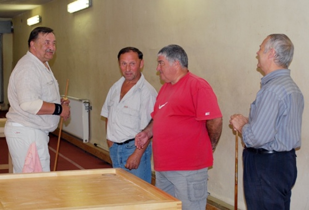 «Vides serviss» novusa komanda šogad Latvijas Novusa federācijas pirmajā līgā cer uz pirmo trijnieku. Savu ieguldījumu noteikti dos Staņislavs Bednarčiks (otrais no kreisās) un jaunais dalībnieks no Rīgas Harijs Edvards Griščenko (no kreisās). 
Autors: Uldis Varnevičs