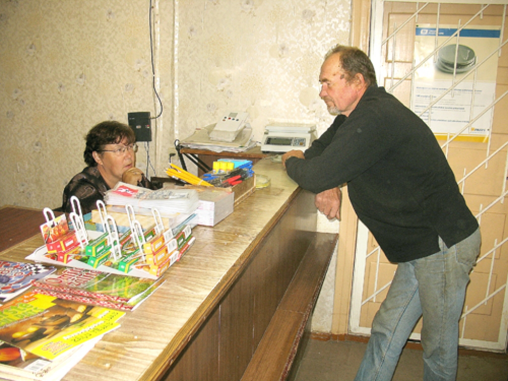 Edgars Žīgurs, pensionārs, vēl steidz izmantot pakalpojumus, ko viņam «Latvijas Pasts» piedāvā Vecsaulē. Pēc 8. oktobra darījumus vajadzēs kārtot Bauskā, par ceļu iztērējot vairāk nekā latu.
Autors: Vilnis Auzāns