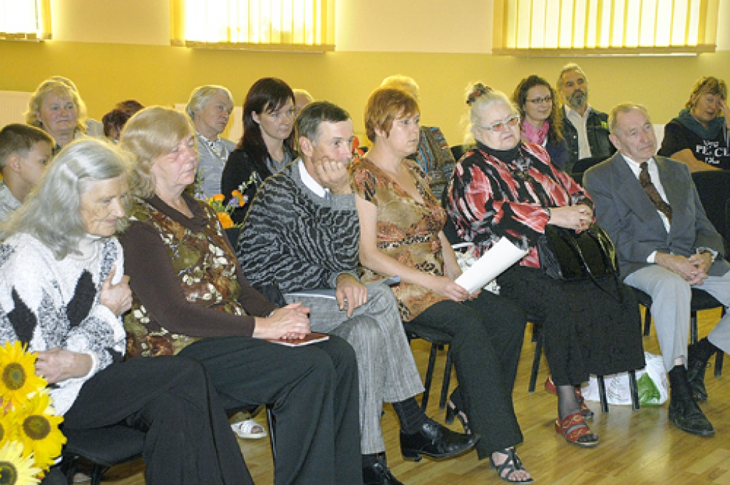 Sarīkojumā piedalījās Bauskas, Rundāles un Iecavas novada literāti, pirmajā rindā no labās – ceraukstietis Rūdolfs Saulājs.
Autors: Ivars Bogdanovs