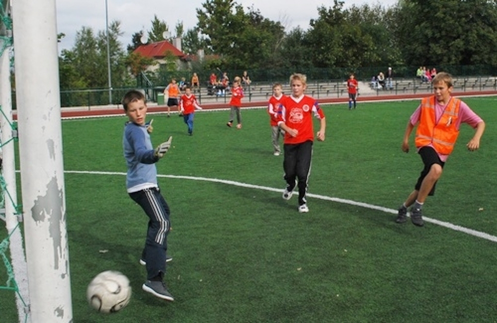 Bauskas 1. vidusskolas futbolisti (oranžajās vestēs) kā spēlētāju izlase bija izteikti fiziski pārāki par saviem pretiniekiem, šoreiz − Bērsteles tehniskajiem futbolistiem (sarkanos kreklos). 
Autors: Uldis Varnevičs