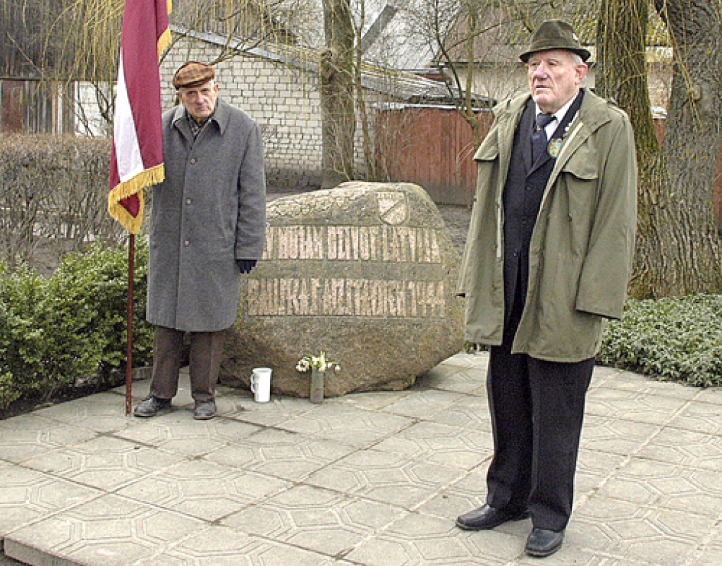 Viens no piemiņas brīžiem Bauskas luterāņu baznīcas dārzā pie piemiņas akmens kritušajiem.
Autors: no «Bauskas Dzīves» arhīva.