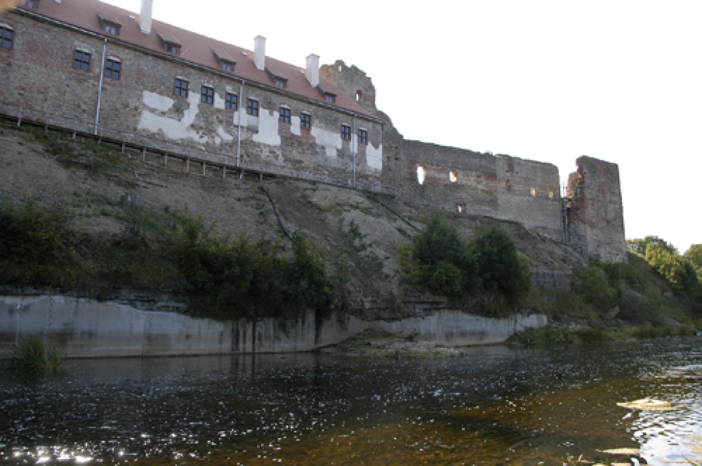 Skats uz Bauskas pili Mēmeles stāvkrastā, kur jāveic nogāzes nostiprināšanas darbi.
Autors: Ivars Bogdanovs