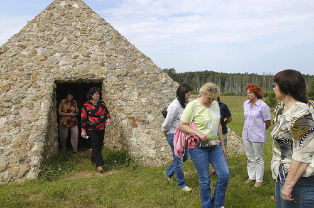 Bārbeles «Sutras», tur izveidotā enerģētiskā piramīda ir arī tūristu iecienīta apmeklējuma vieta. Īsti piemērota arī Dzejas dienām.
Autors: no «Bauskas Dzīves» arhīva