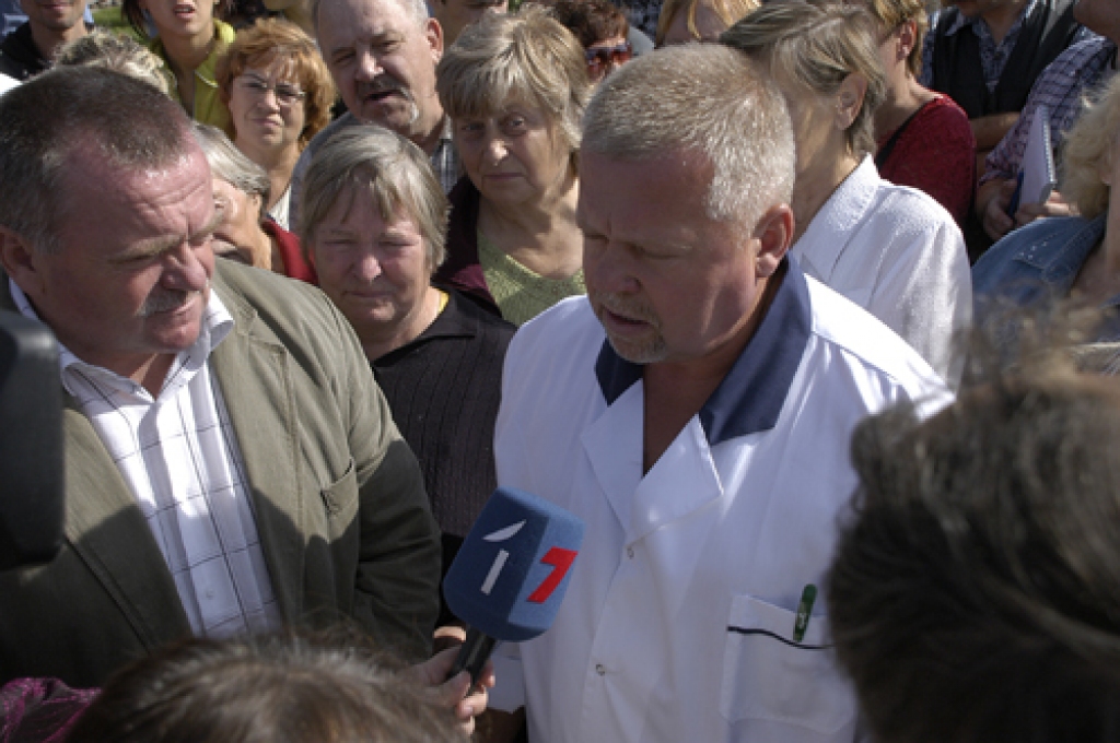 Dakteris Uģis Zeltiņš 31. augustā uz Mēmeles tilta. Valstī pārveido un likvidē daudzas slimnīcas, Bauska ir viena no retajām vietām, kas cīnās par savu pastāvēšanu.
Autors: no «Bauskas Dzīves» arhīva.