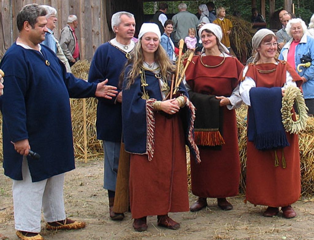 Ceraukstieši nodibinājuši kopu «Laukam pāri», kas aktīvi muzicē dažādos sarīkojumos visos mūspuses novados. Pagasta kultūras darba organizatore Inita Gilberte (no labās) ne tikai organizē kultūras dzīvi, bet pati arī iesaistās dziedāšanā.
Autors: Vilnis Auzāns