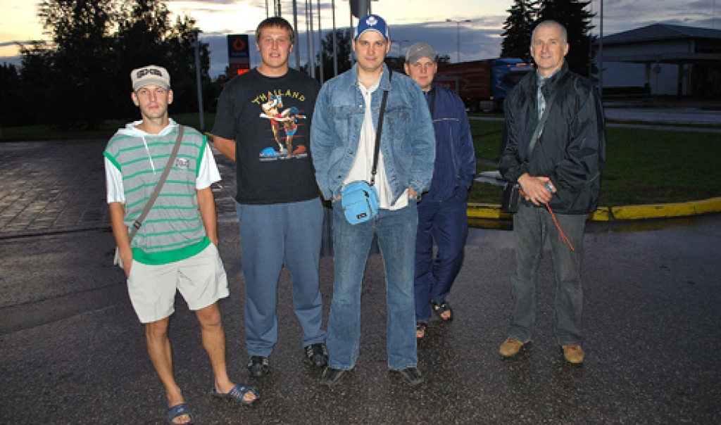 Basketbola līdzjutēji pirms brauciena uz Poliju vēl izskatās tādi miegaini. Izņemot šoferi, pārējie mēģinās atpūsties, lai čempionātā varētu līdzi just, cik skaļi nu var. No kreisās − Gatis Feldmanis, Māris Lasmanis, Ermīns Urtāns, Arnis Korņenkovs, Jānis Zauers. 
Autors: Uldis Varnevičs