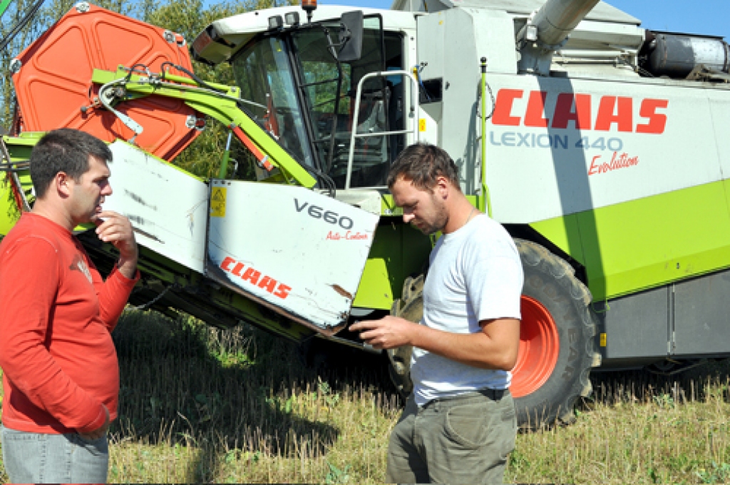 Rundāles novada SIA «Pīlādžlauki» vadītājs Māris Leitlands (no labās) nodod vasaras rapša audzējumu konkursa «Zelta rapsis 2009» eksperta agronoma Ginta Neimaņa vērtējumam.
Autors: «Latraps» arhīvs
