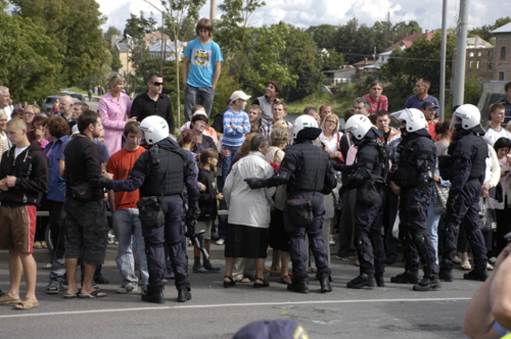 Ļaudis, kuri cīnījās uz tiltiem par savām elementārajām tiesībām, kuras valdība nenodrošina, 31. augustā izgaiņāja specvienība.
Autors: no «Bauskas Dzīves» arhīva.