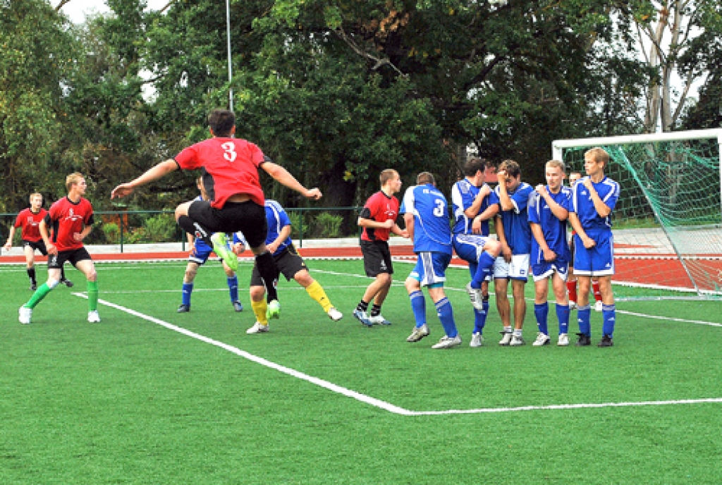Viesturu futbolisti (sarkanos tērpos) tikko izpildījuši soda sitienu pie Iecavas komandas vārtiem. Tomēr tas bija neprecīzs un bumba lidoja gaisā. 
Autors: Uldis Varnevičs
