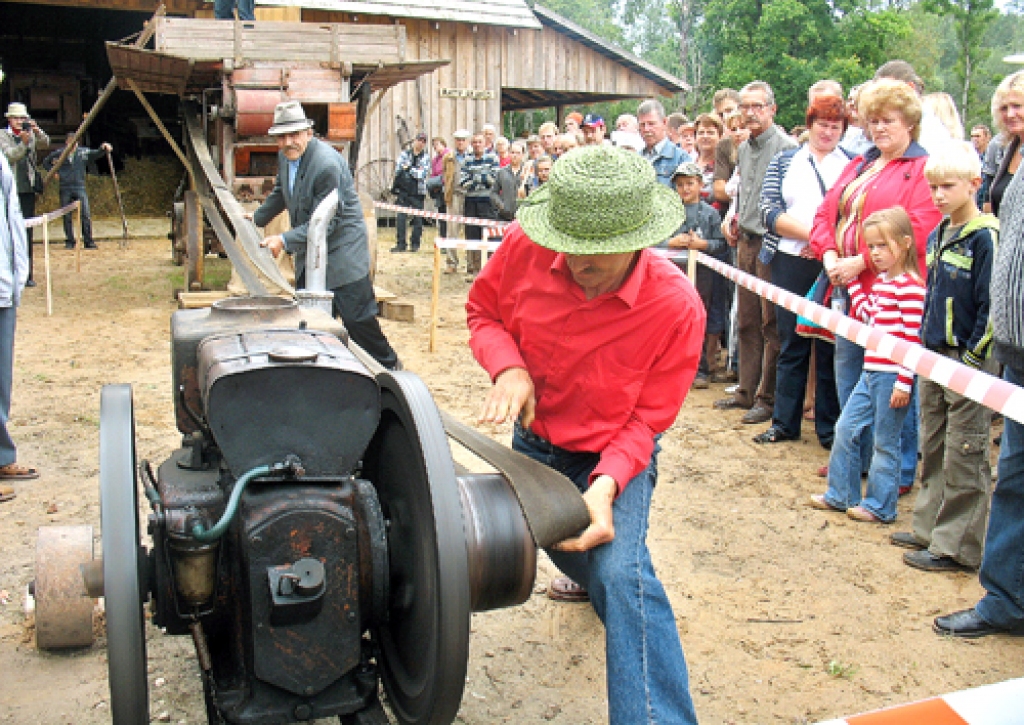 Kuļmašīna, kam ir vismaz 140 gadu, atvesta no Tukuma reģiona. Iekārtu atjaunojis un iedarbinājis Jānis Mediņš seniors. Tās darbību skatītājiem demonstrē Mārtiņš Mediņš (priekšplānā).
Autors: Vilnis Auzāns