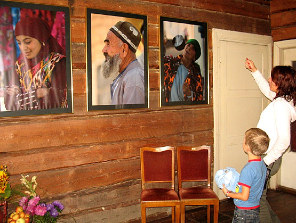 Līdz pat septembra beigām «Zvanītāju Bukās» skatāmas oriģinālas vallieša Kārļa Ratkeviča Uzbekistānā tapušās fotogrāfijas. 
Autors: Vilnis Auzāns