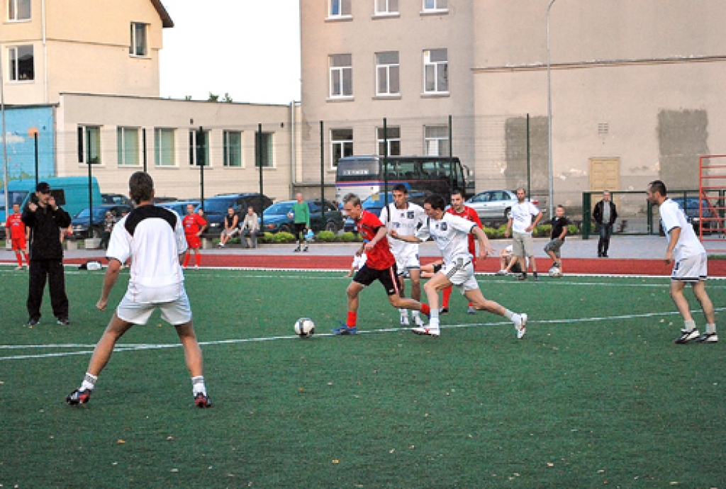 Rundālieši (baltajos tērpos) cenšas noķert pretiniekus no Ogres.
Autors: Uldis Varnevičs