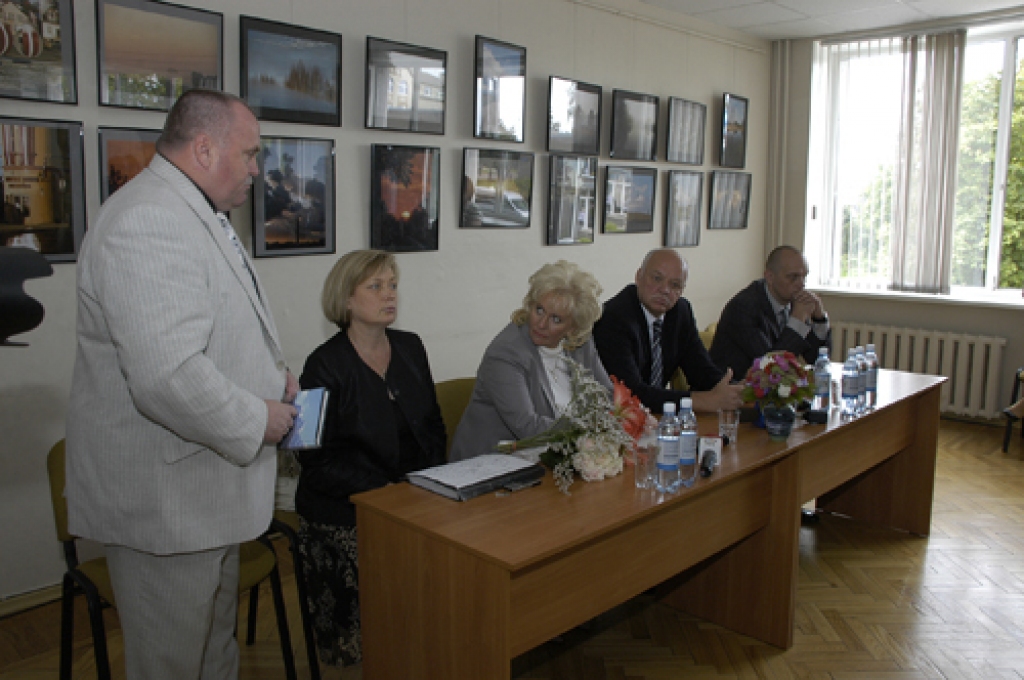 Ministre Baiba Rozentāle (sēž otrā no kreisās) tiekas ar Bauskas novada Domes deputātiem (no kreisās stāv - Valdis Veips, novada Domes priekšsēdētājs).
Autors: Ivars Bogdanovs