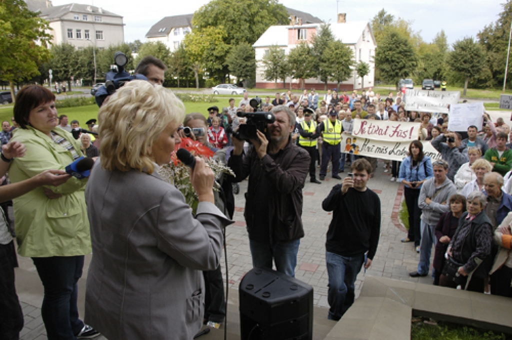 Cilvēki pārtrauca Baibu Rozentāli, pieprasot runāt tieši par Bauskas slimnīcu, nevis par dažādām citām problēmām.
Autors: Ivars Bogdanovs