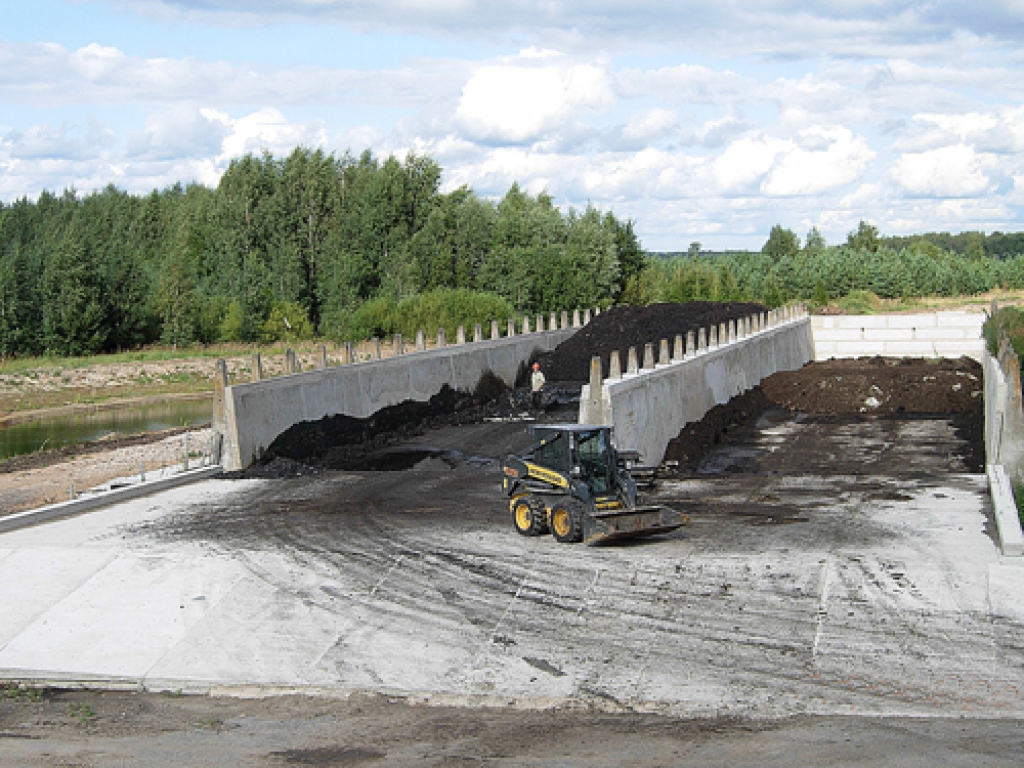 Piesārņotas grunts attīrīšana notiek Emburgā.
Autors: no „E Daugava”