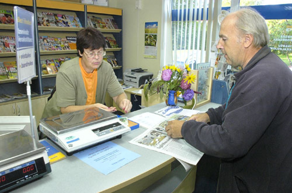 Vallietis Aivars Vovers, pastā pāršķirstot jaunāko laikraksta «Bauskas Dzīve» numuru, spriež, ka turpmāk izdevumu varbūt varētu abonēt. Viņam to iesaka arī piegādes operatore Daina Jermaka. 
Autors: Ivars Bogdanovs