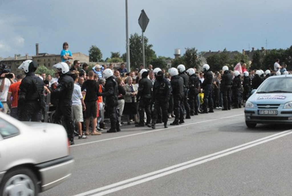 Speciālo uzdevumu vienība pēc pulksten 14 sāka spiest protestētājus prom no ceļa braucamās daļas.
Autors: no «Bauskas Dzīves» arhīva