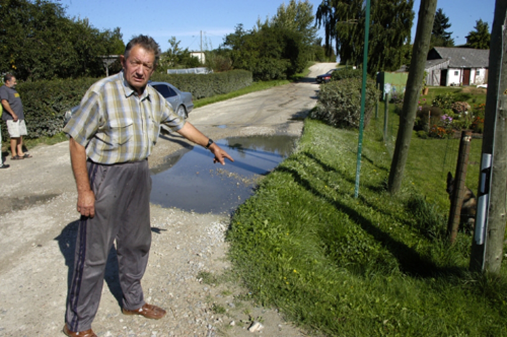 «Te mums smird jau vairākas nedēļas, vakaros nevar logu vērt vaļā,» tā savas bēdas sūdz Dreņģerkalna ielā mītošais Ojārs Kaross.
Autors: Ivars Bogdanovs