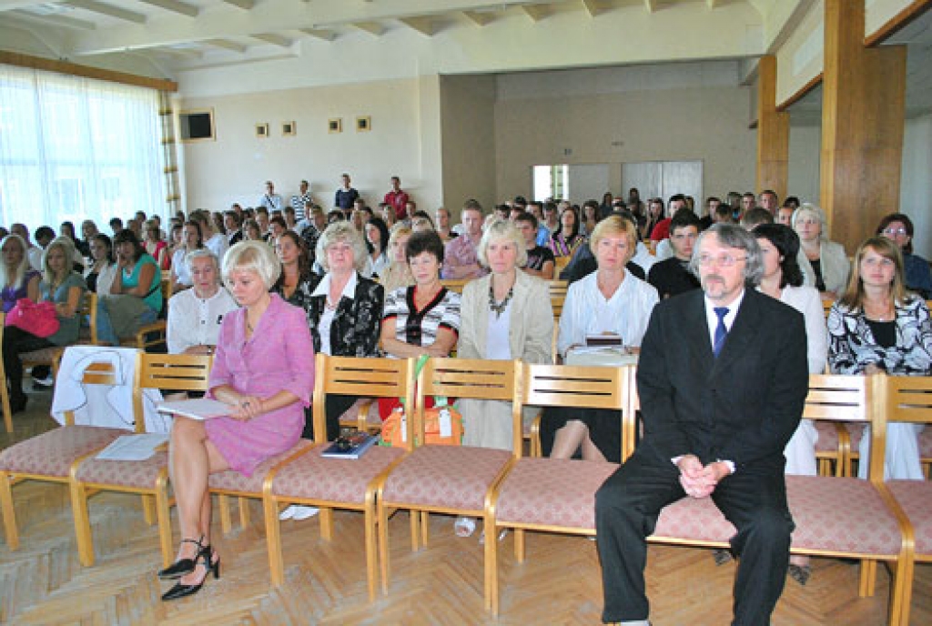No iepriekšējā skolotāju kolektīva Bauskas vakara vidusskolā palicis tikai Sergejs Žuravļovs (pirmajā rindā no labās). Uz tikšanos ar bijušajiem skolēniem ieradusies Bauskas vakara vidusskolas bijusī direktore Jeļena Žuravļova (otrajā rindā no kreisās). 
Autors: Uldis Varnevičs