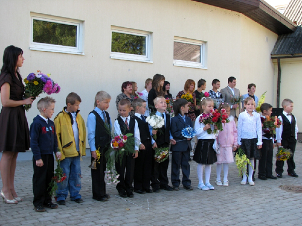 Griķu pamatskolā 1. Septembris – 14 pirmklasnieku un viņu audzinātāja Inese Baļčūne.
Autors: Juris Iļņickis