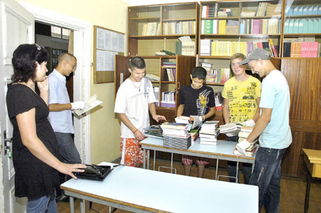 Bauskas 2. vidusskolas 10. klases audzēkņi bijušās vakarskolas bibliotēku palīdz pārvietot uz jaunām telpām, kas tagad būs  2. vidusskolas ēkā.
Autors: Ivars Bogdanovs