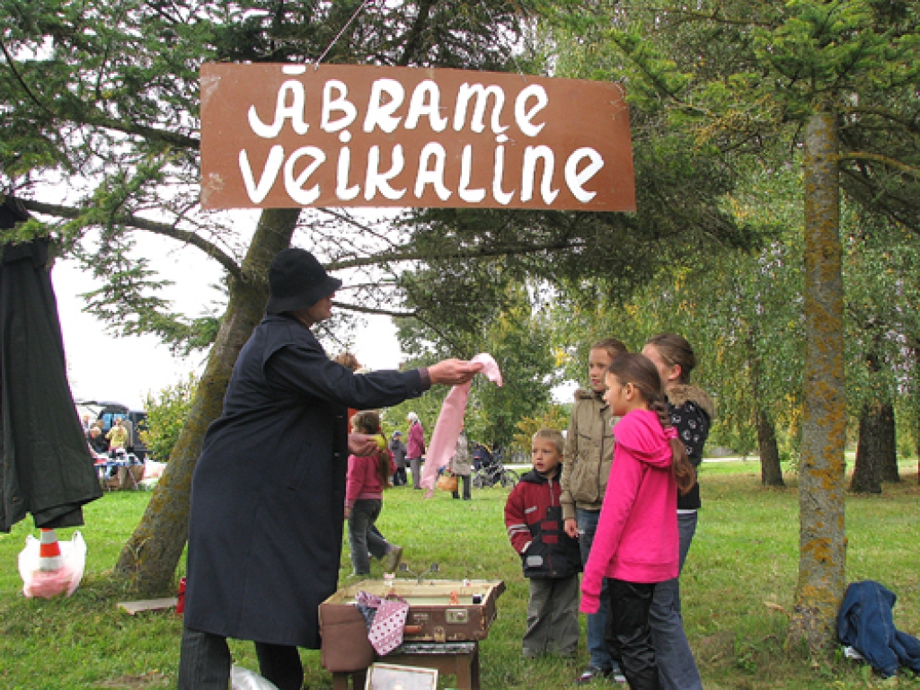 Neviens cilvēks, kas svētdien, 27. septembrī, apmeklēja Miķeļdienas svētku programmu «Ar zirgu uz tirgu» Codē, nebija nokāris degunu pat šajā grūtajā laikā. Tieši otrādi – tirgus dalībnieku un apmeklētāju sejās staroja sirsnīgi smaidi.