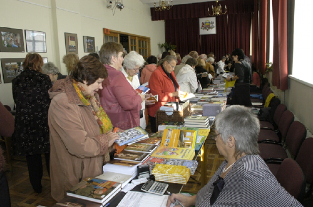Grāmatu svētki 25. septembrī Bauskā notika jau astoto reizi. Sadarbībā ar Bauskas Centrālo bibliotēku, rakstniekiem, izdevējiem, politiķiem tos organizēja Lauku bibliotēku atbalsta biedrība. Organizācijas vadītāja un grāmatu draugu...