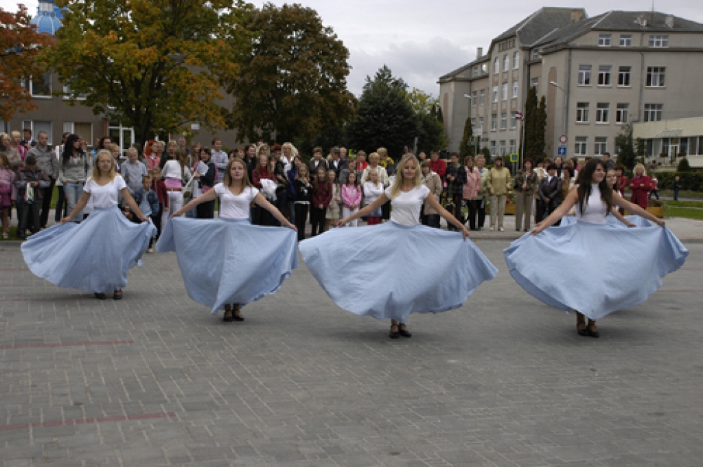Bauskas novada lielākā skola  tieši 22. septembrī svinēja 90. dzimšanas dienu. Skolas jubilejā  baušķeniekiem un pilsētas viesiem vidusskolēni dāvāja stundu garu, krāšņu un daudzveidīgu koncertu laukumā pie novada Domes.