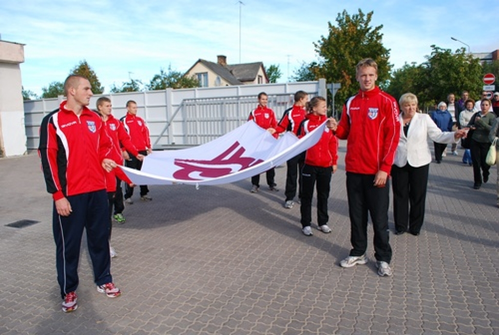 Pašvaldības sporta bāzes atklāšana sestdien, 19. septembrī, sākās ar gājienu no laukuma pie Bauskas novada Domes uz stadionu. Pēc oficiālās daļas Bauskas rajona Bērnu un jaunatnes sporta skolas (BJSS) rīkotajās vieglatlētikas sacensībās ar...
Autors: Uldis Varnevičs