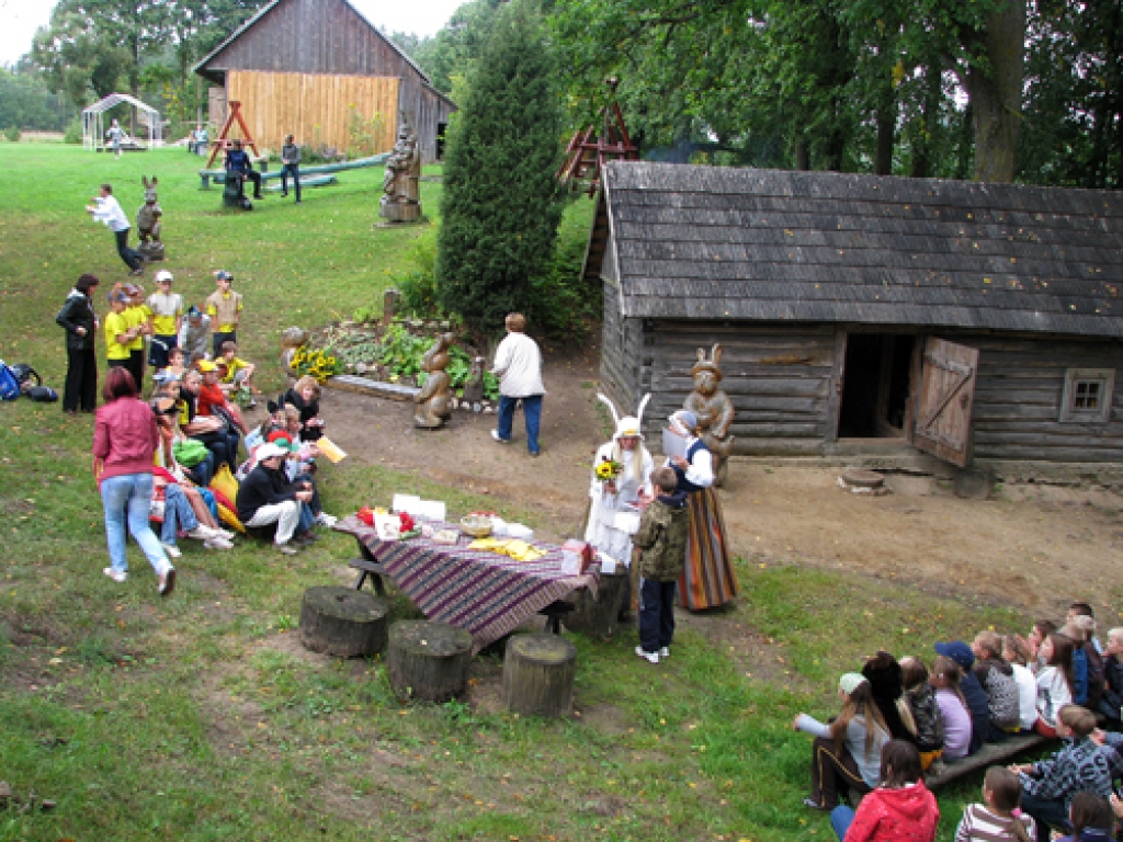 Piekto un sesto klašu skolēni trešdien, 16. septembrī,  Viļa Plūdoņa muzejmājā «Lejenieki» pulcējās uz tradicionālajām Dzejas dienām. Šoreiz tās bija veltītas latviešu tautas pasaku un teiku krājēja un apkopotāja Anša Lerha-Puškaiša 150....