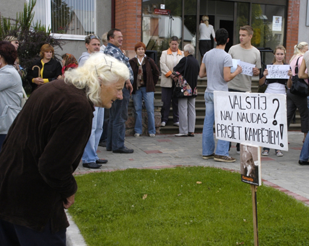 Tikties ar veselības ministri Baibu Rozentāli 3. septembrī pie Bauskas novada Domes ēkas bija sanākuši ap 500 ļaužu no Bauskas, Rundāles novada un arī citām vietām. Cilvēki nevar un negrib samierināties ar «no augšas» veikto Bauskas...
