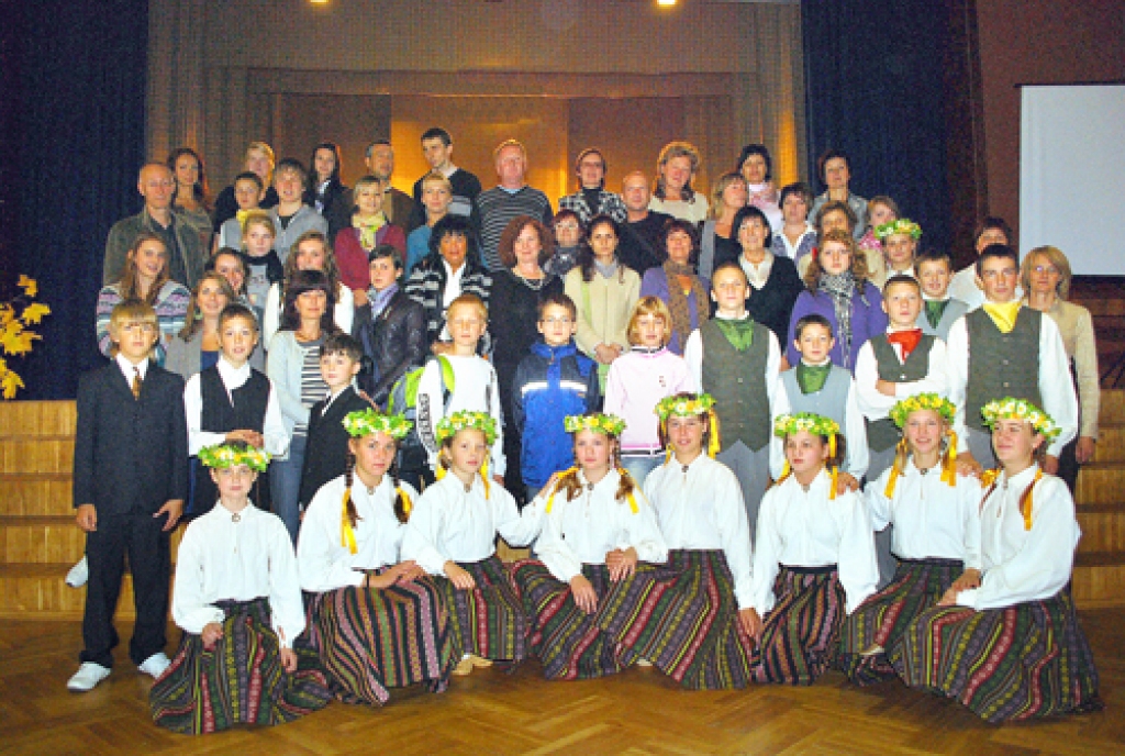 Brīvo laiku var lieliski vadīt arī bez televīzijas.  To vairāku valstu skolēni un pedagogi secinājuši kopīgā mūžizglītības projektā, kur piedalās arī Misas vidusskola. Fotogrāfijā Misas skolēni kopā ar viesiem no Eiropas. 