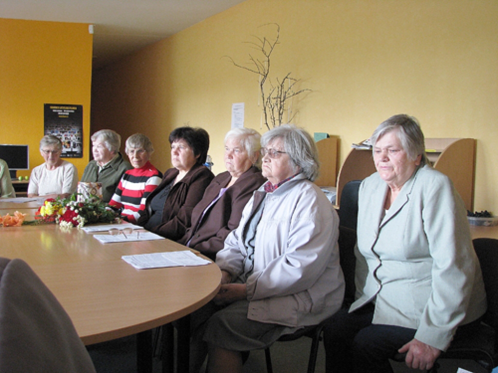 Bērstelē pensionāru padomes sēde notika pārvaldes informācijas centrā pie ovālā galda. Priekšplānā Velta Kārkliņa, kurai ir 88 gadi, ass prāts un interese par Latvijas politikā notiekošo.