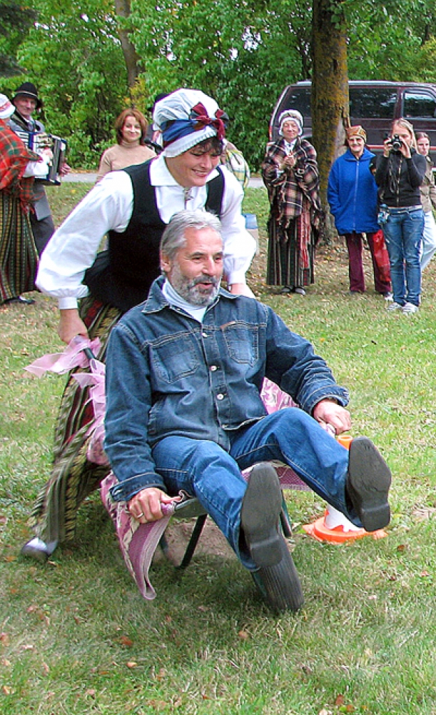 Sievu izturību pārbaudīja stafetē, kurā ar ķerru bija jāved kavalieris.