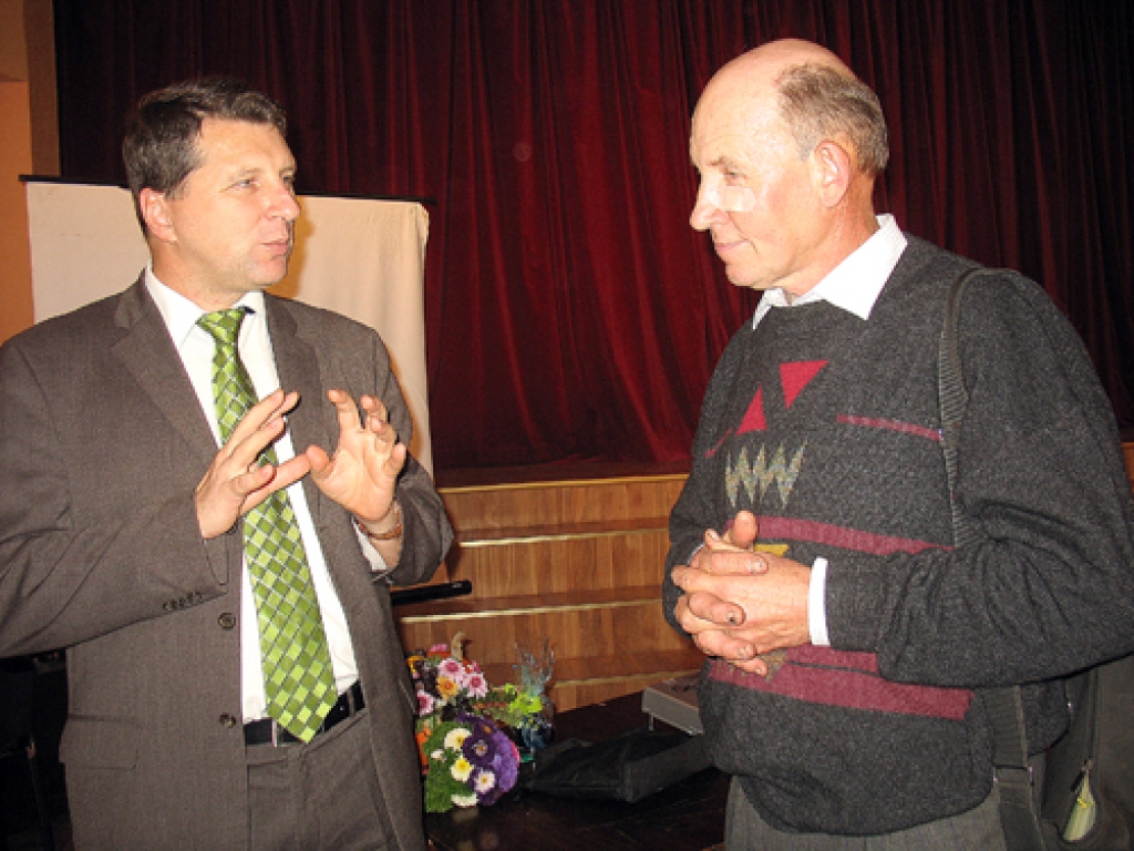 Bioloģiskās zemnieku saimniecības «Ozoli» saimniekam Andrim Kalniņam (no labās) no Stelpes pagasta pēc lekcijas bija daudz apspriežama ar vides ministru R. Vējoni. 