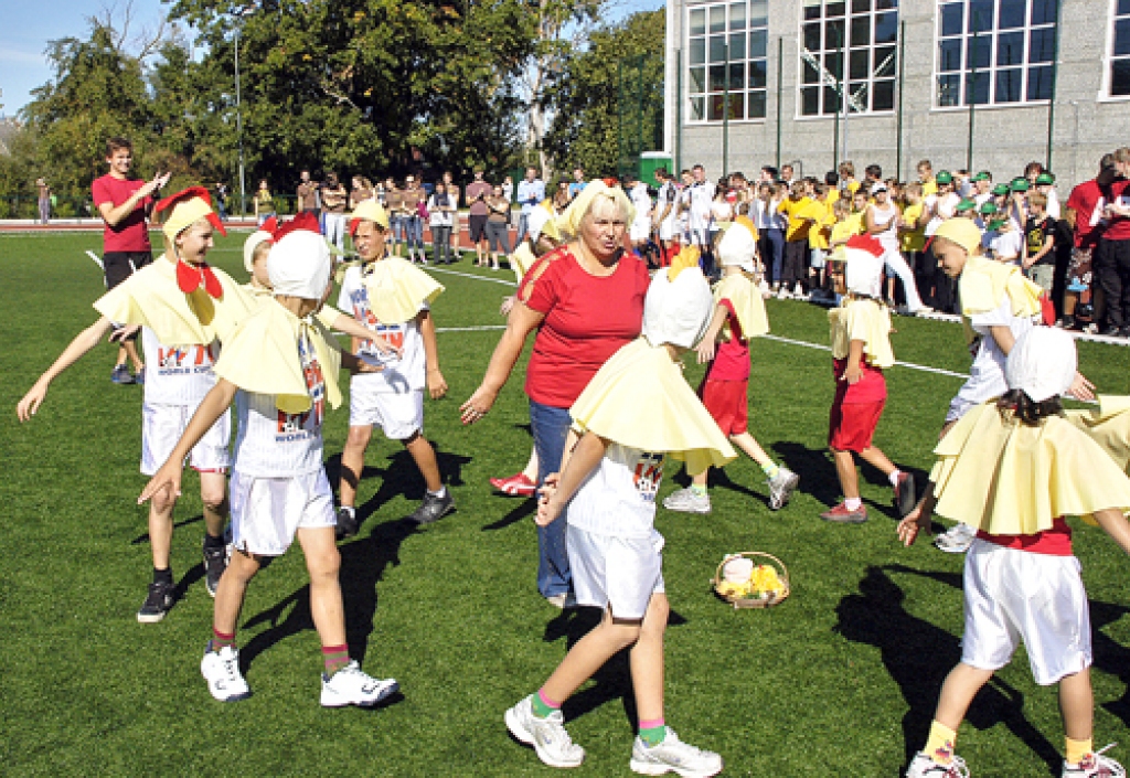 Ģimenes atbalsta centra «Lejasstrazdi» audzēkņi iejūtas Bauskas 1. vidusskolas stadionā. Tālumā – labdarības akcijas idejas autors diriģents Ints Teterovskis.