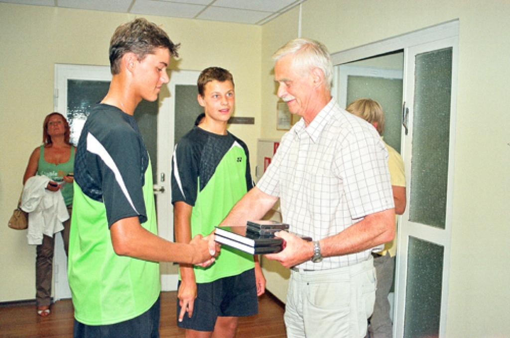 Brāļus Mārtiņu un Jāni Podžus ar uzvaru dubultspēlē apsveic Latvijas Tenisa savienības ģenerālsekretārs Jānis Pliens.