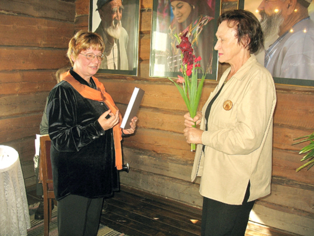 Ginai Viegliņai-Vallietei (no kreisās) pateicības vārdus veltī rakstniece Māra Svīre: «Paldies, ka esat piesējusi mūsu kultūrvēsturisko mantojumu, lai tas neizklīst pasaules vējos!» 