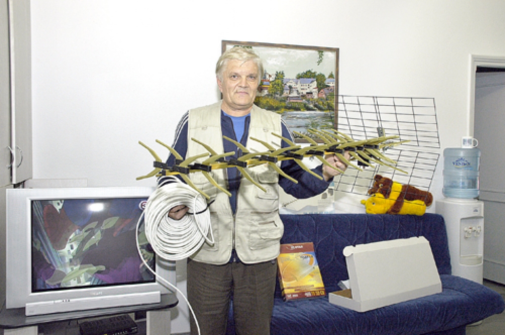 Pēteris Tarasēvičs, SIA «Lattelecom» meistars, uz «Bauskas Dzīves» redakcijas ēkas jumta uzstādīja jaunu antenu, jo iepriekšējā nebija piemērota dažu frekvenču uztveršanai.