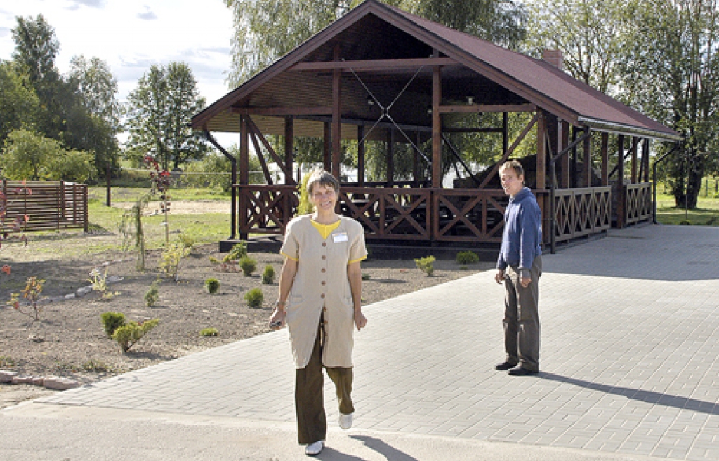 Atpūtas laukums būs īstā vieta sociālās aprūpes centra «Iecava» klientu iemīļotajai vakarēšanai ar dziesmām. 