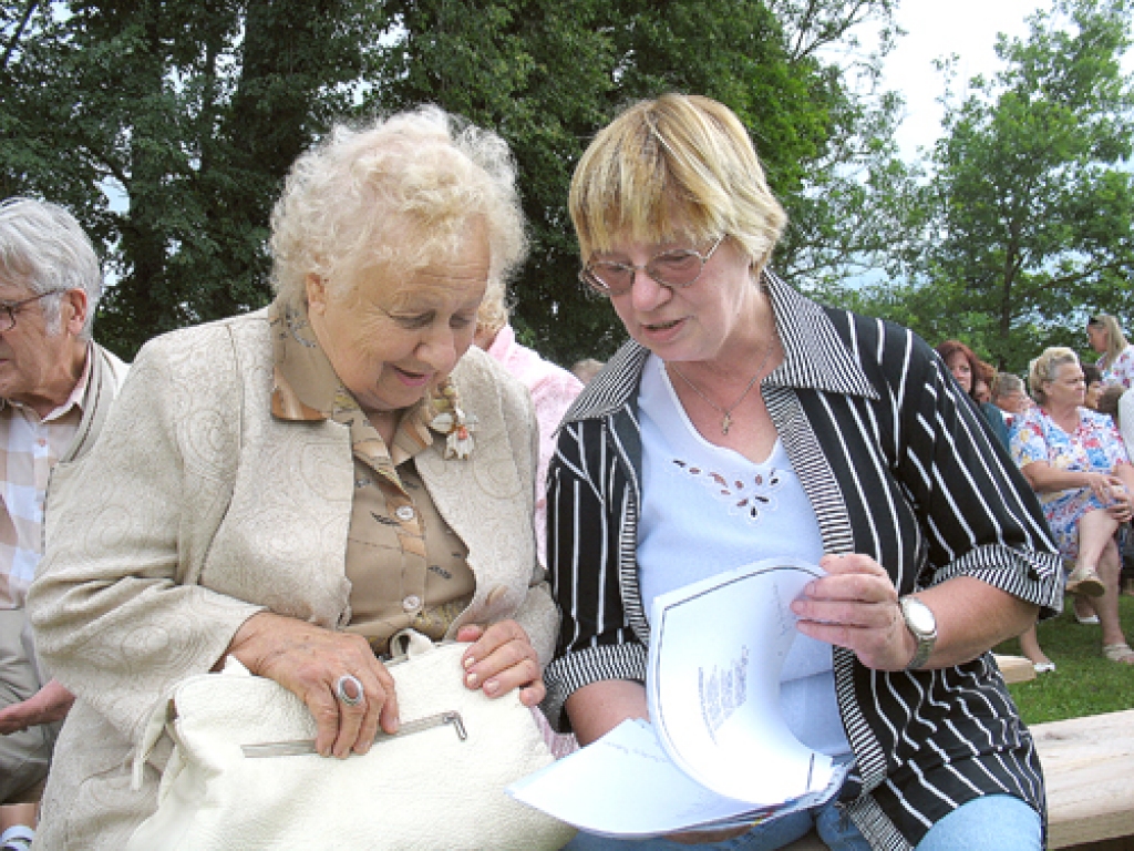 Gina Viegliņa-Valliete (no labās) Teātra svētkos augusta sākumā lasīja savus veltījuma dzejoļus Nacionālā teātra māksliniekiem, tostarp arī aktrisei Maigai Grīnbergai.