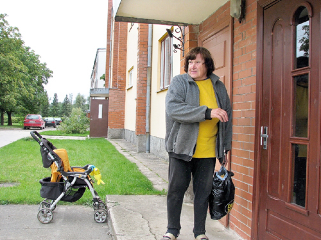 «Noras» un «Bērzi», bijušās Stelpes pienotavas mājas, ir glītas un sakoptas. To iemītniece Ilga Bērziņa nedaudz bažījas, vai gaidāmajā ziemā apkurei pietiks ar dzīvokļos ierīkotajiem malkas katliem. 