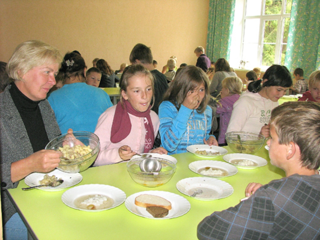 Skolotāja Ruta Grīnvalde pusdienas ēd kopā ar audzēkņiem. 