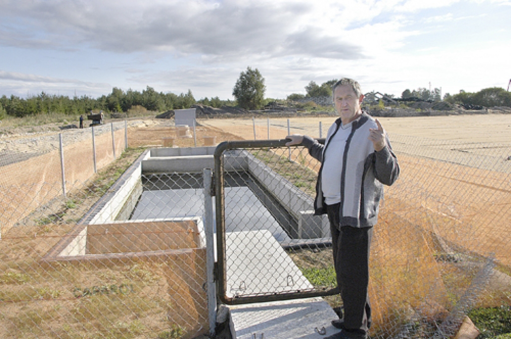 Ūdens nostādināšanas tvertnē naftas produktu kārta ir niecīga, jo piesārņojums jau atdalīts ar karsēšanu un baktēriju apēsts, rāda Emburgas grunts attīrīšanas fabrikas vadītājs Andris Uļjanovs.