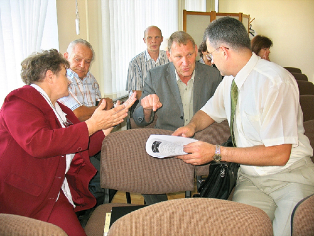 Deputāti Ārija Gaile, Alvis Feldmanis, Andris Āboliņš un Raitis Ābelnieks pirms novada Domes Sociālo un veselības lietu komitejas sēdes saskaņo viedokļus. Viņi gatavojas izteikt priekšlikumu par slimnīcas statusa maiņu. 