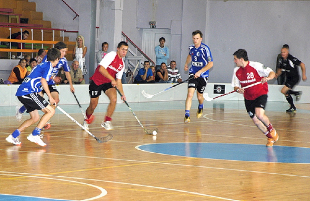 FK «Bauska» dodas uzbrukumā. Ģirts Laugalis dod piespēli Mārim Akmentiņam. Līdzīgā situācijā Cēsu «Lekrings» spēlētāji pārkāpa noteikumus pret Māri, kas ļāva gūt pirmos vārtus.