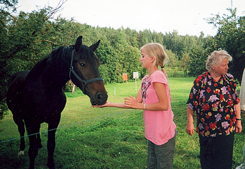 Skaisto zirgu Kurmenes «Saliņās» apmīļo Kelija Macpane. Viņai blakus – Zenta Maziļevska.